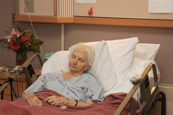 Senior ins Krankenhaus eingeliefert — Stockfoto