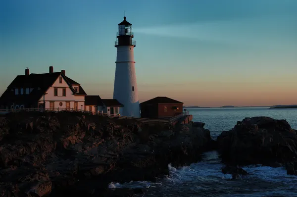 Faro que brilla al amanecer —  Fotos de Stock