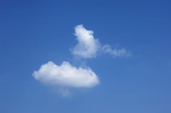 Geïsoleerde wolken — Stockfoto