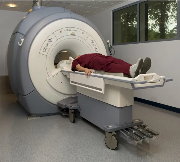 Manyetik rezonans görüntüleme makinesi girmek üzere hasta — Stok fotoğraf
