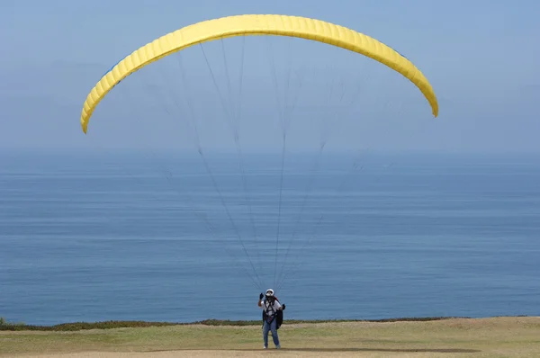 Sarı parasail — Stok fotoğraf