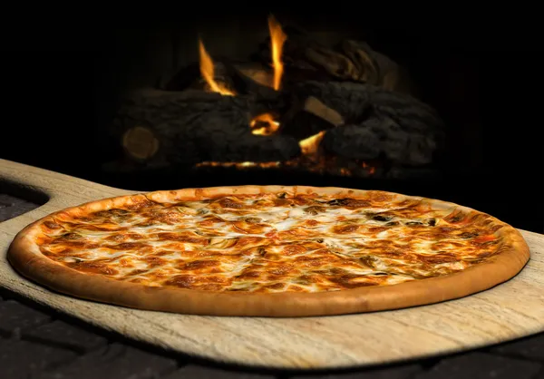 Madera pizza cocida — Foto de Stock