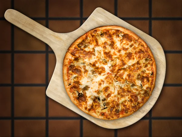 Pizza na drewniane skórki — Zdjęcie stockowe