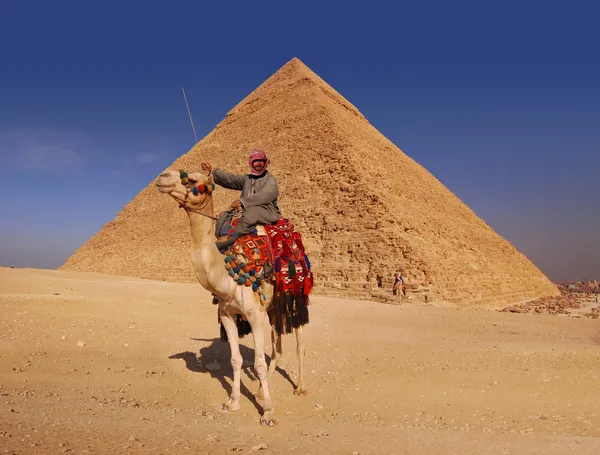 贝都因人和金字塔 — 图库照片