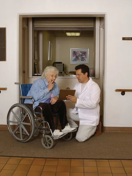 Senior Check-in — Stock Photo, Image