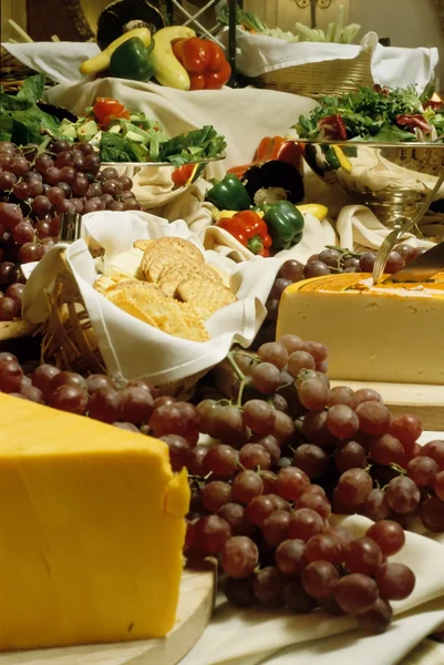 Cheese and grapes — Stock Photo, Image