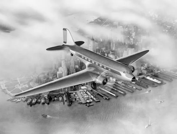 DC-3 Over NYC — Stock Photo, Image