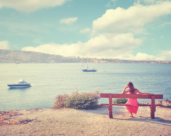 Hezká dívka se dívá na moři — Stock fotografie