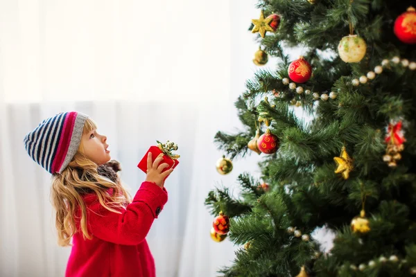 Meisje in de buurt van de kerstboom, vrolijke Kerstmis, gelukkig Nieuwjaar — Stockfoto