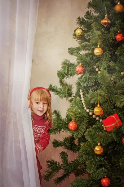 Flicka nära julgran, god jul, gott nytt år — Stockfoto