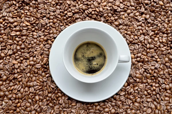 Espresso auf Kaffeebohnen — Stockfoto