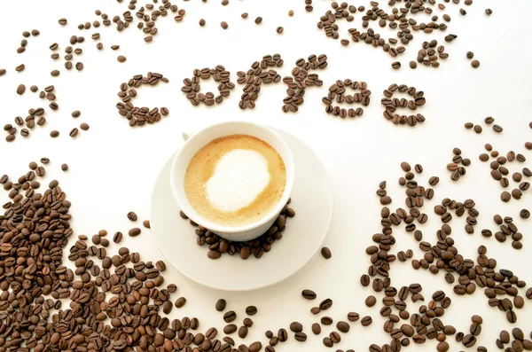 Wort "Kaffee" mit Cappuccino — Stockfoto