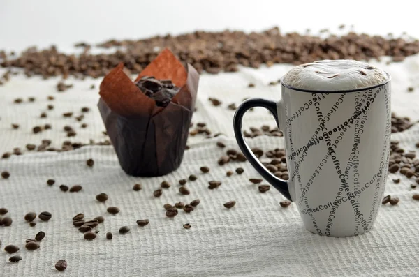 Cafea și brioșă de ciocolată — Fotografie, imagine de stoc