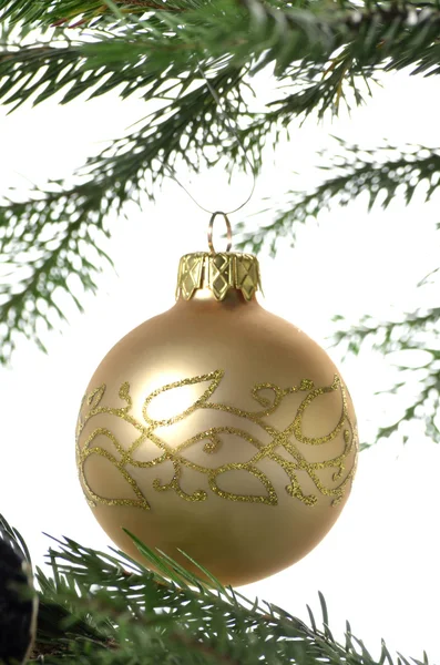 Goldene Weihnachtskugel — Stockfoto