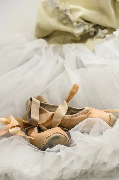 Tutu met ballet schoenen — Stockfoto