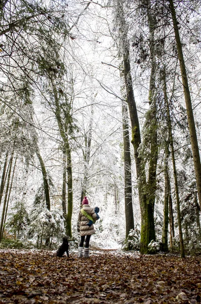 Anne bebeğini taşıyan