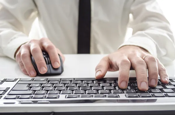 HOMBRE QUE UTILIZA UN COMPUTADOR —  Fotos de Stock