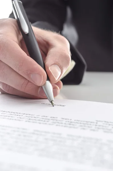 Businessman signing a contract Royalty Free Stock Images