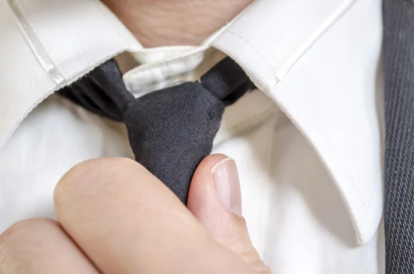 Corrigindo gravata preta — Fotografia de Stock