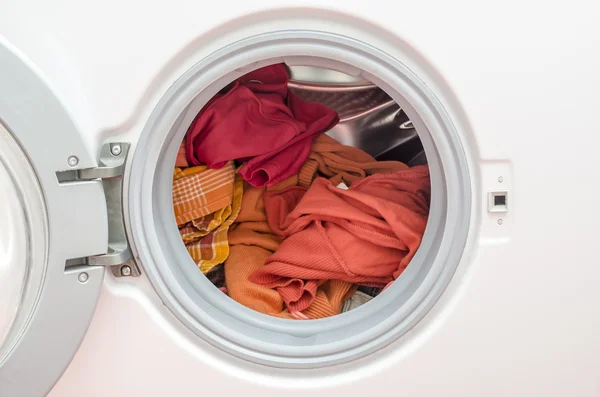 Φορτωμένο πλυντήριο ρούχων — Φωτογραφία Αρχείου