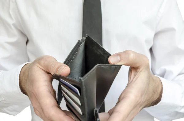 Hombre sosteniendo una cartera vacía — Foto de Stock