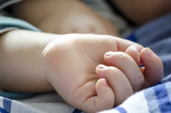 Primer plano de una mano de bebé — Foto de Stock