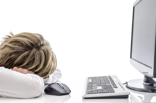 Hombre durmiendo en su escritorio de la oficina — Foto de Stock