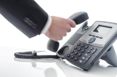 wazig mannenhand met behulp van een telefoon