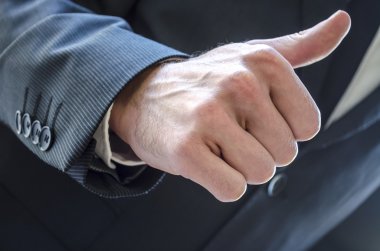 yukarı işareti ile işadamı
