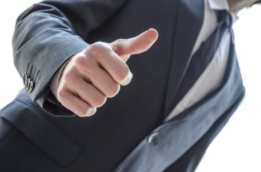 Adam baş parmağını kaldırıyor.