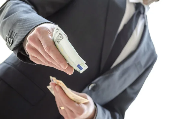 Hombre dando dinero — Foto de Stock