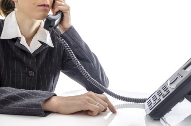 bir telefon kullanan kadın