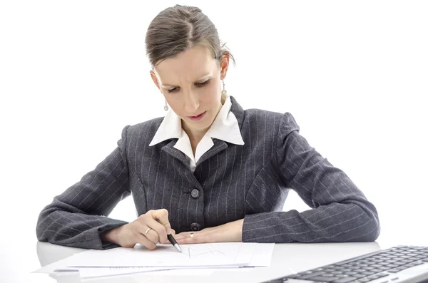 Mulher de negócios analisando documentos — Fotografia de Stock