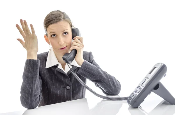 Mujer frustrada haciendo una llamada telefónica —  Fotos de Stock