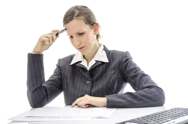 Frau studiert Dokumente — Stockfoto