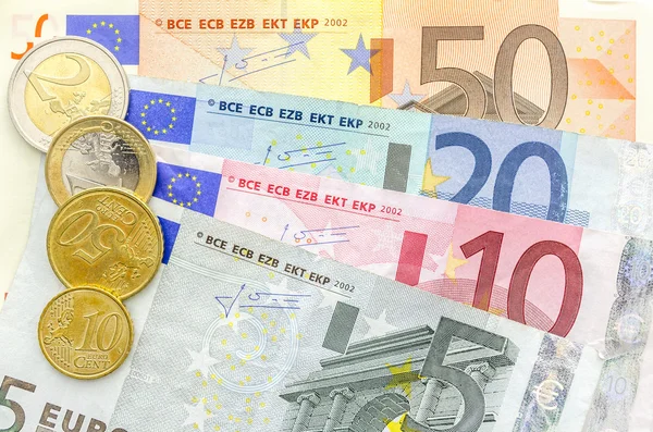 Денежные монеты и банкноты евро — стоковое фото