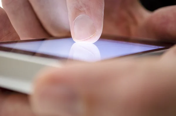 Hombre usando el dispositivo de pantalla táctil —  Fotos de Stock