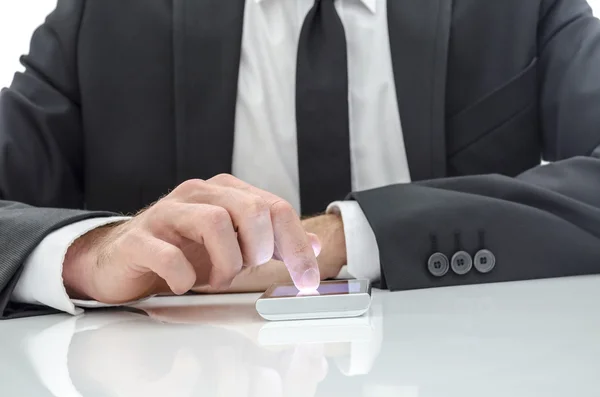 Affärsman med hjälp av en smart telefon — Stockfoto