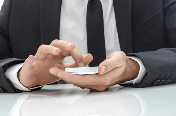 Empresario usando un teléfono móvil — Foto de Stock