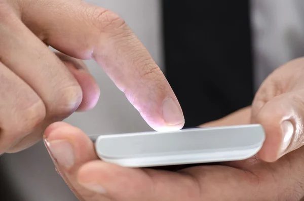 Detalle de un hombre usando un teléfono de pantalla táctil — Foto de Stock