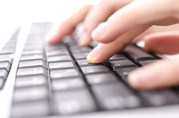 Zbliżenie dłoni pisania na klawiaturze komputera — Zdjęcie stockowe