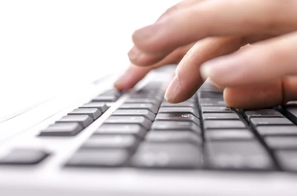 Detalle de dedos femeninos escribiendo en el teclado — Foto de Stock