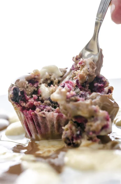 Äta ett bär muffin — Stockfoto