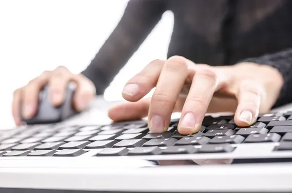 Mulher usando computador — Fotografia de Stock