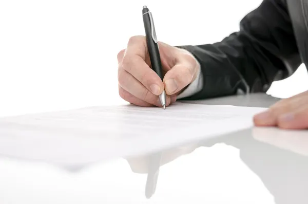 Homem de negócios assinando um contrato — Fotografia de Stock