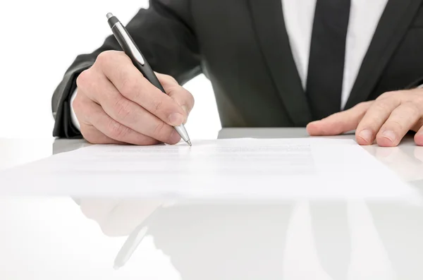 Bir sözleşme imzalamadan bir iş adamı önden görünümü — Stok fotoğraf