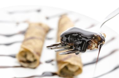 bir çatalla sıvı çikolata üzerinde gözleme