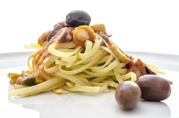 Спагетти с томатным соусом, оливками и каперсами — стоковое фото