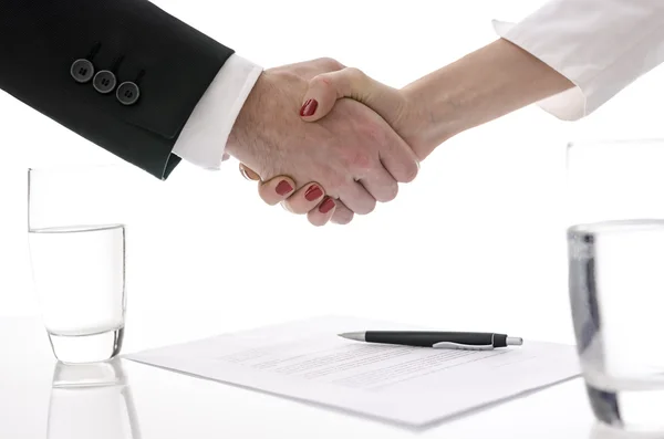 Handdruk over een contract — Stockfoto