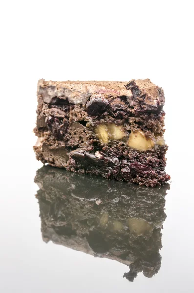 Bolo de chocolate com cerejas e bananas — Fotografia de Stock